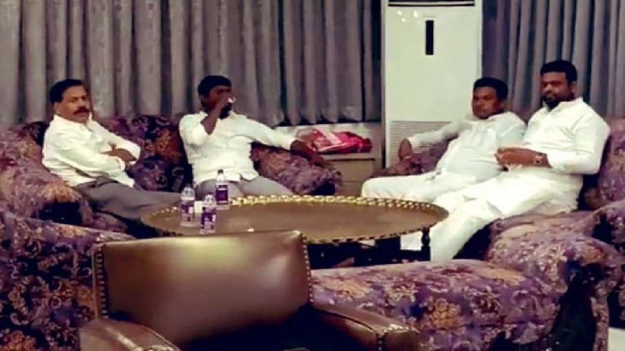 “हमें BJP पैसों और पद का लालच देकर खरीदना चाहती है”, TRS के विधायकों की सूचना पर पुलिस ने मारा छापा, 15 करोड़ रुपए जब्त