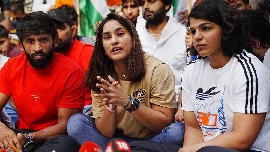 पुलिस ने नहीं दर्ज की है हमारी एफआईआर। धरना प्रदर्शन के दौरान महिला पहलवानों ने कही यह बात।