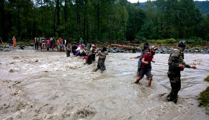 कुलगाम में चामगुंड पुल के पास वेशो नदी का बढ़ा जलस्तर। 9 खानाबदोशों सहित 100 के करीब पशुओं को रेस्क्यू करके बचाया गया।