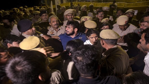 देर रात जंतर मंतर पर पुलिस और खिलाड़ियों के बीच हुई नोकझोंक। पहलवानों ने बताया कि 2 खिलाड़ियों को आई है चोट।