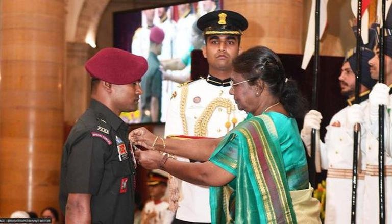 राष्ट्रपति द्रोपदी मुर्मू ने कैप्टन ( वर्तमान मेजर ) राकेश टीआर को किया शौर्य चक्र से सम्मानित। जम्मू कश्मीर में पीएम मोदी की रैली से पहले आतंकी को किया था ढेर।