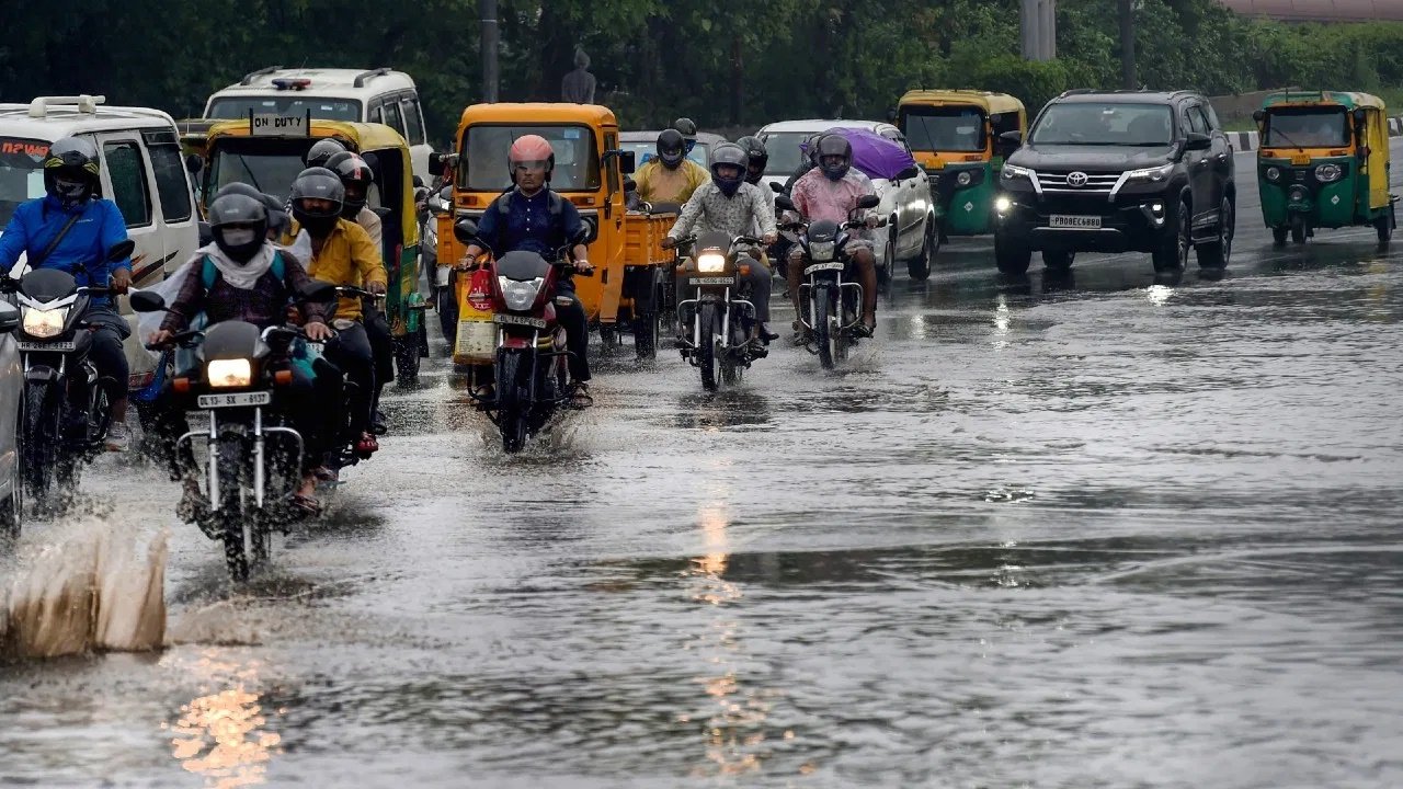 Delhi Records Highest December Rainfall in 15 YearsDelhi: दिसंबर में बारिश का पिछले 15 साल का टूटा रिकॉर्ड, तापमान 14.6 डिग्री पहुंचा, जलभराव-ट्रैफिक जाम ने रुलाया