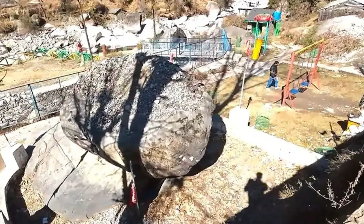 बादल फटने से सब तहस-नहस… फिर भी अडिग खड़ी रही एक अंगुली से हिलने वाली ‘पांडव शिला’