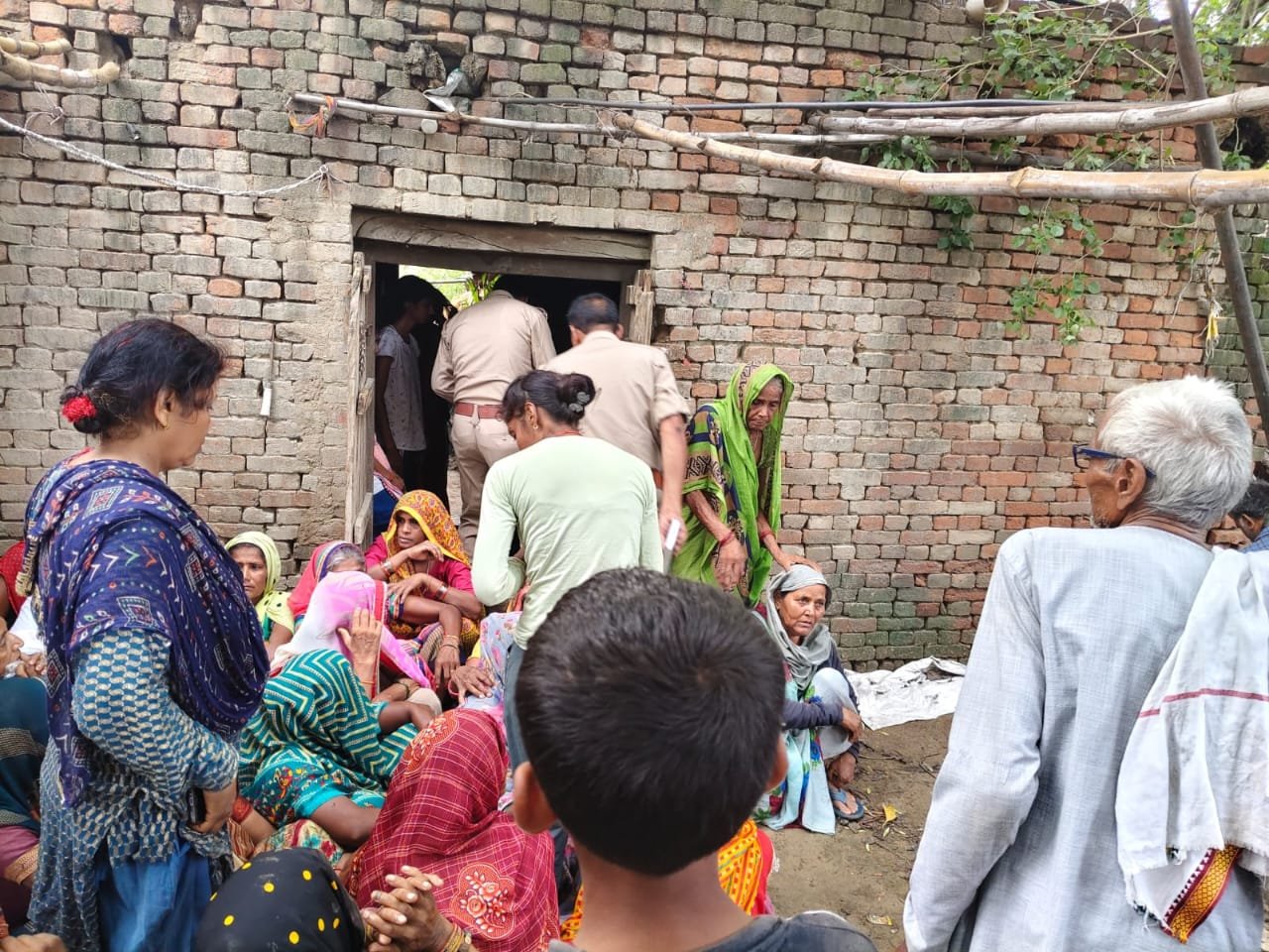 नलकूप के बाहर पेड़ पर किसान का शव लटकता देख परिजनों में मचा कोहराम।