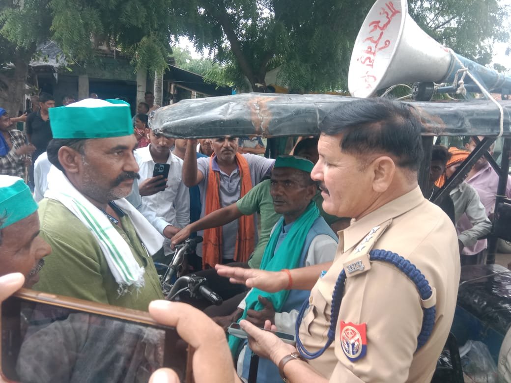 किसानों का दर्द सुनने नहीं पहुंचे जिम्मेदार तो, चौराहे पर जाम लगाकर कार्यकर्ताओं ने सी ओ को घेरा।