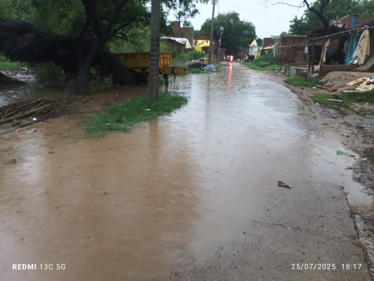 झमाझम बारिश से उफनाया तालाब सड़क में जलभराव से लोग परेशान।