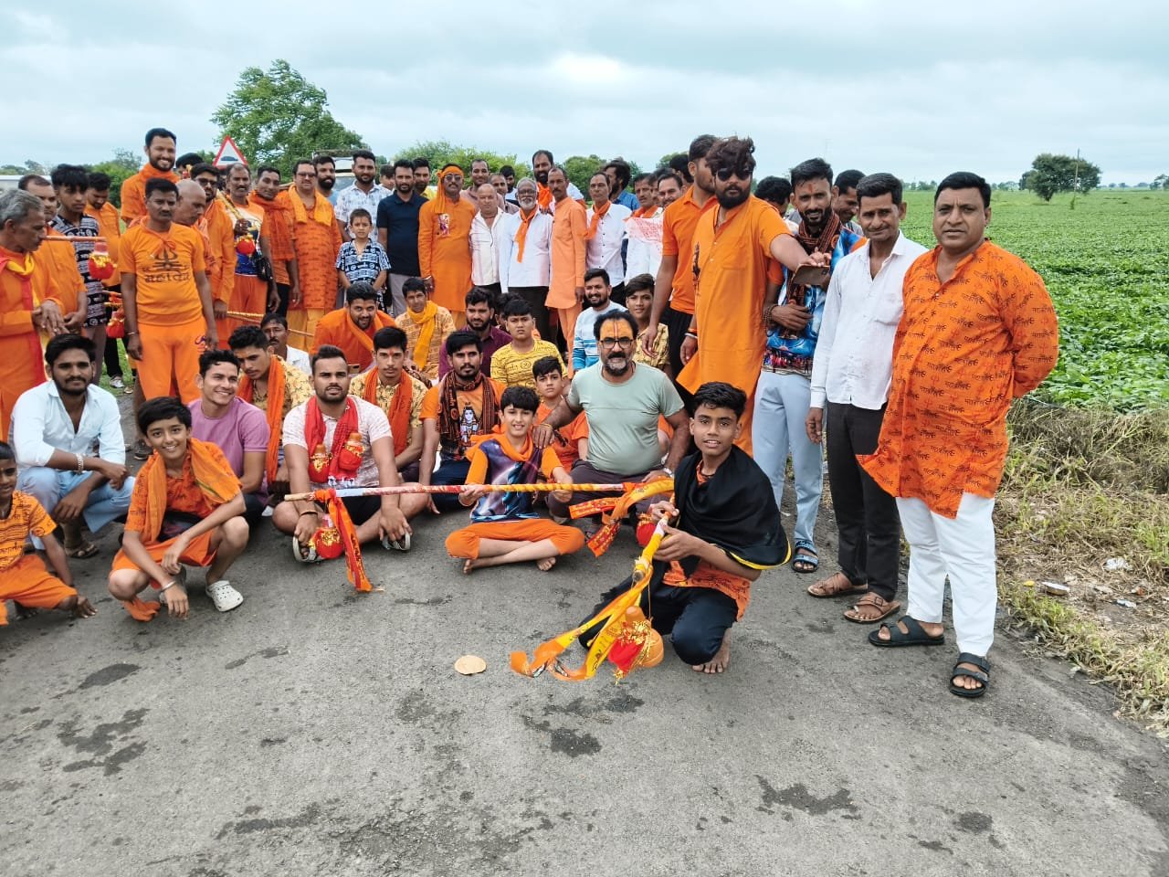 नौगावां सर्फ में कांवड़ यात्रियों का सम्मान और प्रसाद वितरण