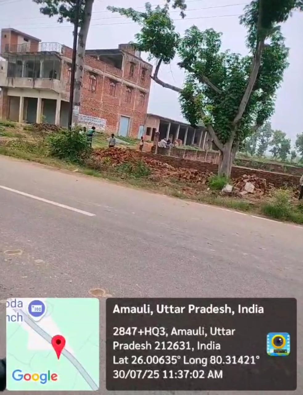 रास्ते में दर्ज बेशकीमती जमीन पर हो रहा अवैध कब्जा। एसडीएम बोली जाँच कर होगी कार्यवाही।