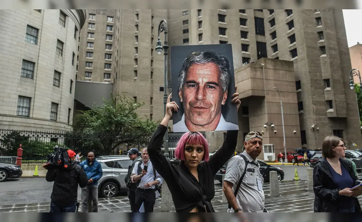 एपस्टीन फाइल्स की कहानी! यौन अपराधी जेफरी एपस्टीन मरकर भी क्यों बना ट्रंप के गले की फांस?