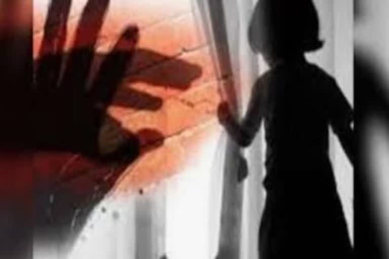 घाटमपुर में मासूम से दरिंदगी: बिस्कुट का लालच देकर 8 साल की बच्ची से किया दुष्कर्म — आरोपी फरार, पुलिस तलाश में जुटी