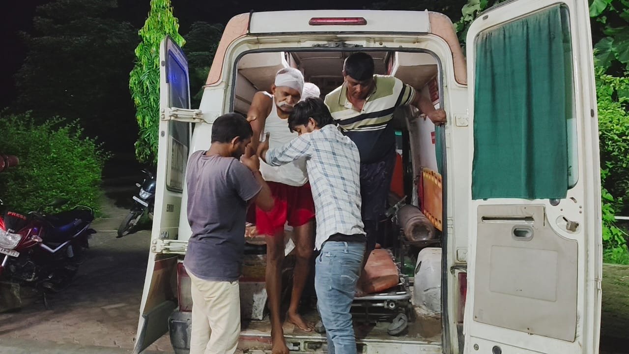 शराबी की सनक – चारपाई पर सो रहे अधेड़ पर हमला एक,  की मौत,दो घायल