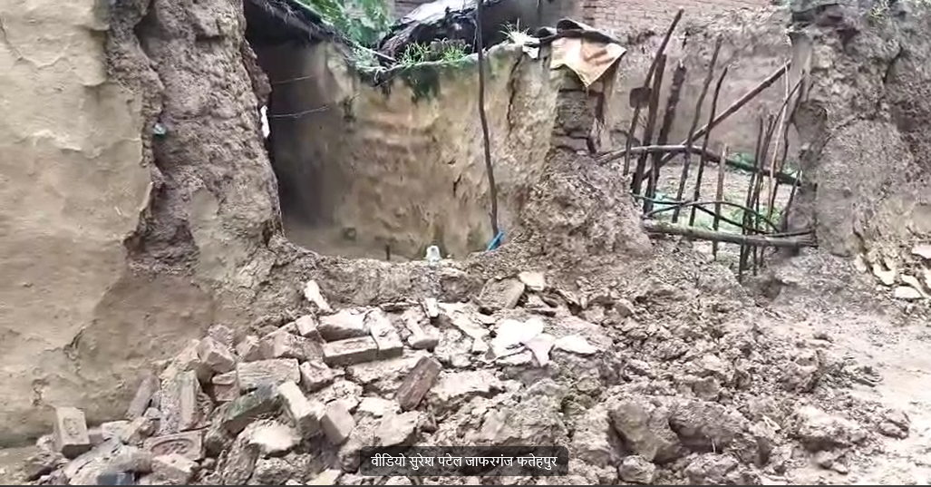 लगातार हो रही बारिश के चलते गरीब का आसियाना जमींदोज