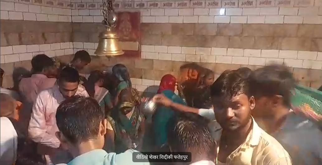 बरसात भी नहीं रोक सकी शिव भक्तों के हौसले सावन के अंतिम सोमवार को शिकालयों में उमड़ी भीड़