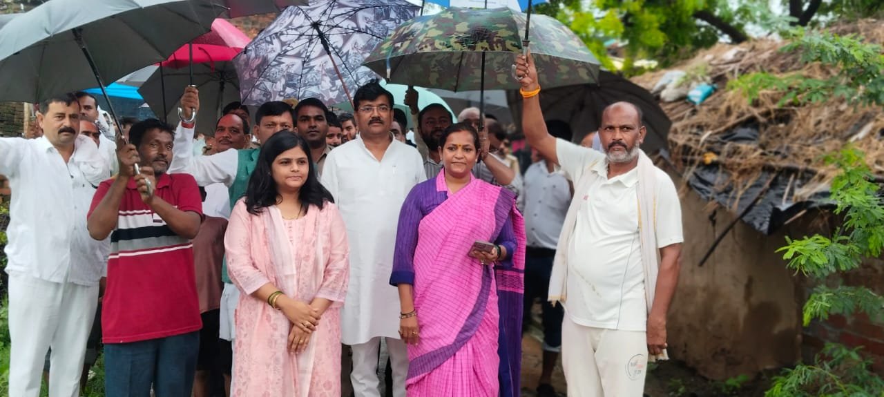 लगातार हो रही बारिश से बाढ़ में हर तरह का संकटएक तरफ किसानों की फसले तबाह तो दूसरी तरफ मवेशियों के चारे का संकट