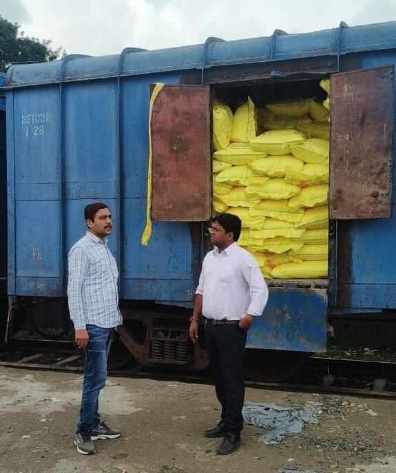 जनपद को प्राप्त हुए 44500 बैग यूरिया उर्वरकसहकारी समितियों को यूरिया भेजने का कार्य हुआ प्रारम्भ: जिला कृषि अधिकारी