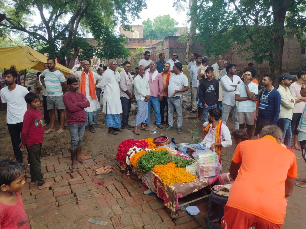 चंदौली जिले के धापरी गांव में खुदाई के दौरान निकला शिवलिंग