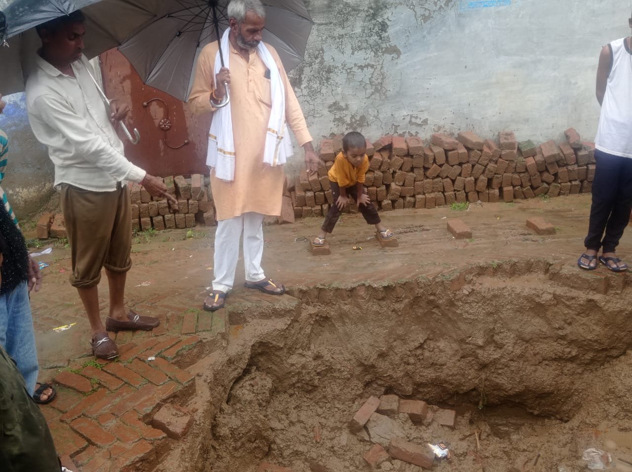 खड़ंजा मार्ग धंसा हुआ गहरा गड्ढा, ग्रामीणों का आवागमन हुआ बाधित