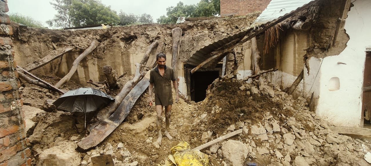 लगातार बारिश से कोठरी ढही
