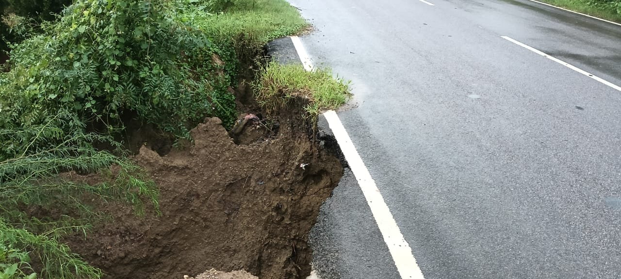 मुख्य मार्ग मे साईड की मिट्टी धंसी बारिश से गुणवत्ता की खुली पोल।