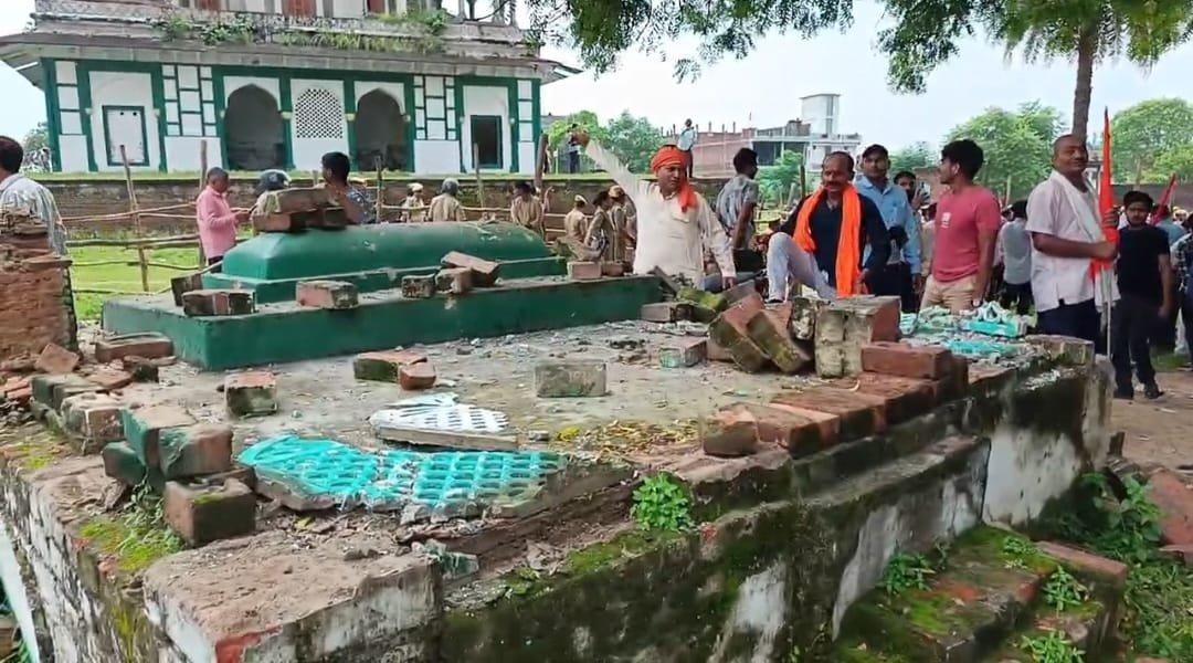 200 वर्ष पुराने मकबरे को भाजपा जिलाध्यक्ष ने बताया ठाकुर जी का मंदिर