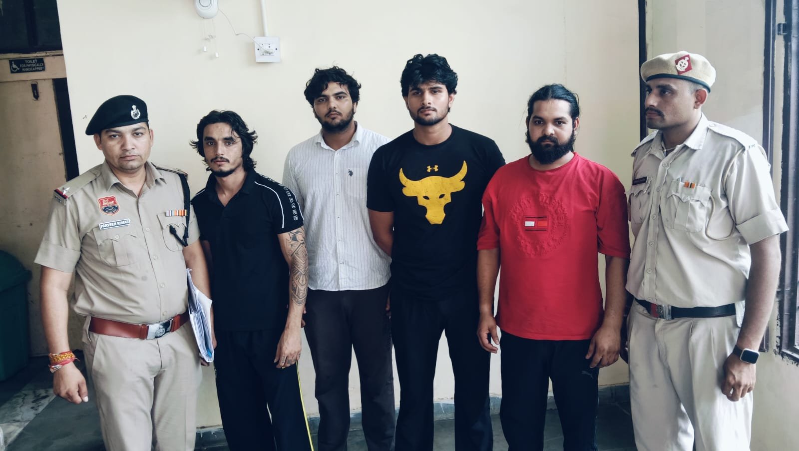 बघोला स्थित कंपनी के एचआर हेड की गाड़ी का रास्ता रोककर मारपीट मामले में गदपुरी थाना पुलिस ने वारदात में शामिल चार आरोपियों पर कसा शिकंजा।