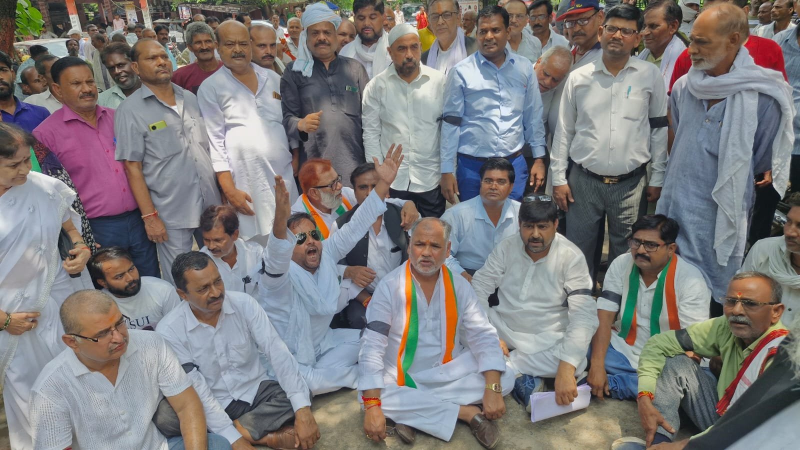 राष्ट्रीय संपत्ति को क्षतिग्रस्त करने पर कांग्रेसियों ने राष्ट्रपति को भेजा ज्ञापन