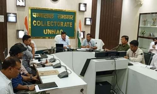 गंगा नदी के जल स्तर में लगातार वृद्धि के दृष्टिगत बाढ़ से बचाव के सम्बन्ध में जिला अधिकारी की अध्यक्षता में हुई बैठक