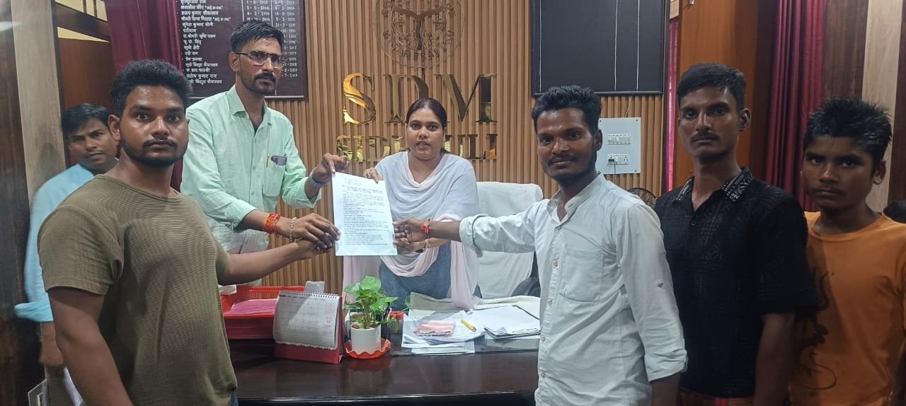 समाजसेवी व ग्रामीणों ने उपजिलाधिकारी को सौंपा ज्ञापन बिजली लगवाये जाने की मांग