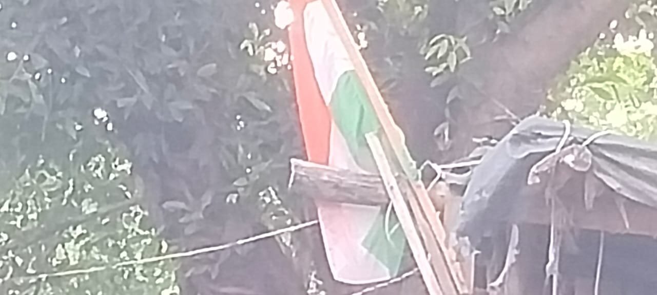 राष्ट्रीय ध्वज का सम्मान बना महज औपचारिकता कई-जगह लगे हैं झुके एवं फटे तिरंगे