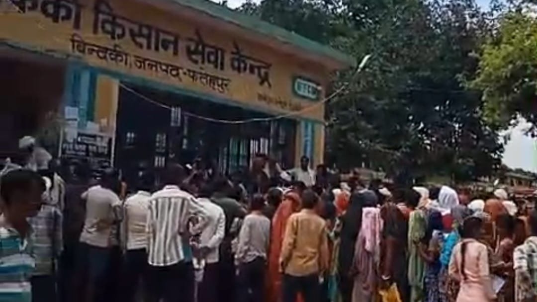 इफको किसान सेवा केंद्र में यूरिया खाद के लिए किसानो में मारामारी,पुलिस ने मौके पर