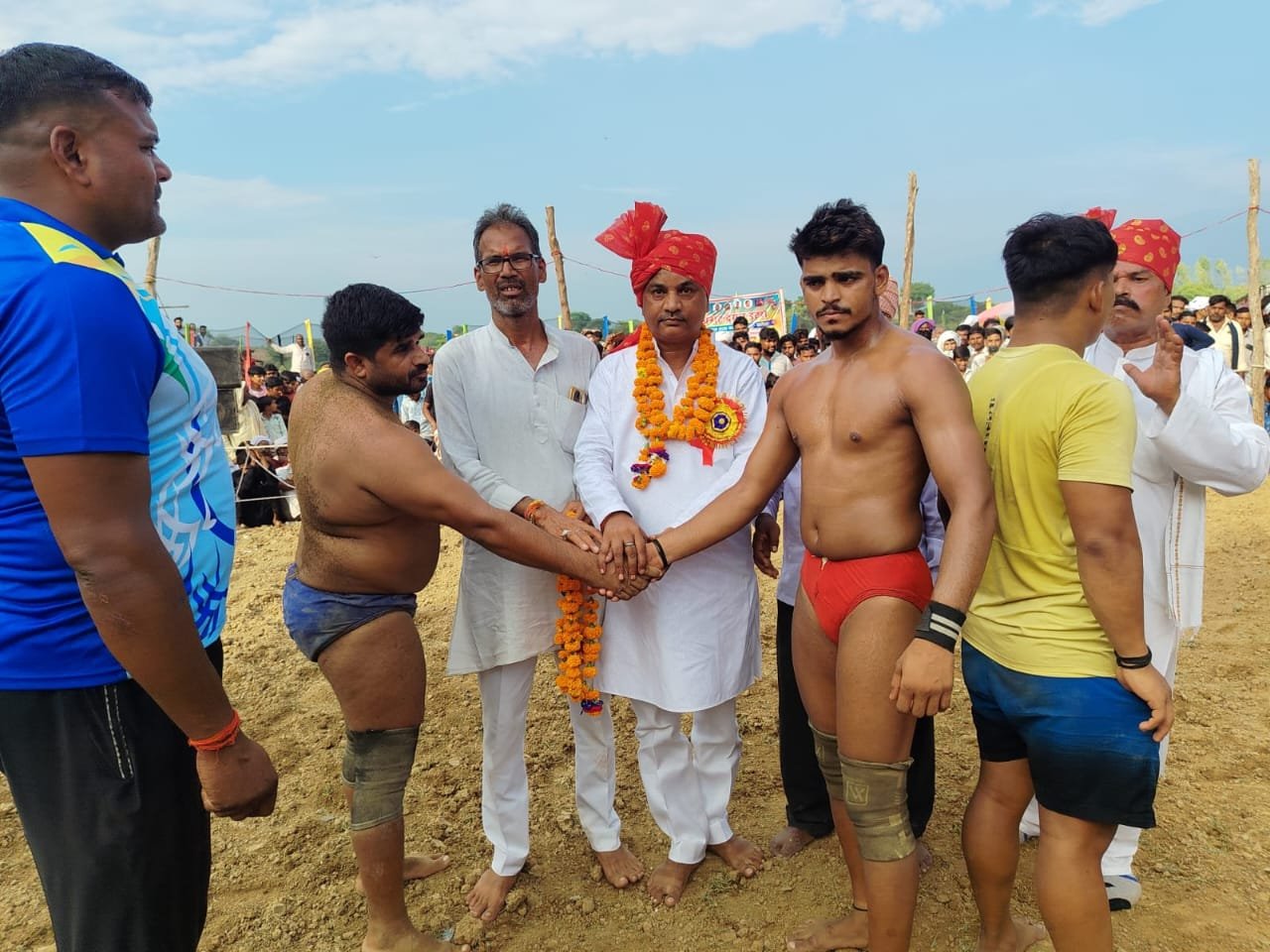 ईटरा के ऐतिहासिक दंगल में पहलवानों ने दिखाए दांवपेच