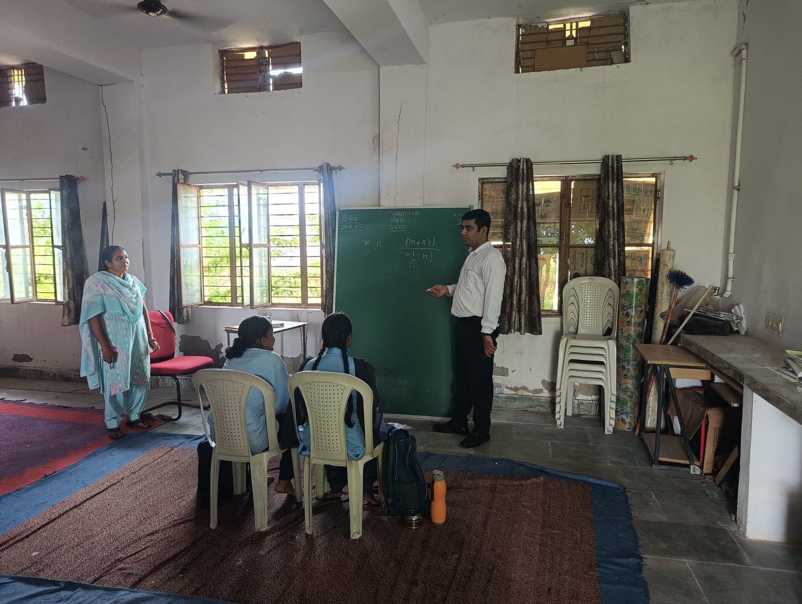 जिला कलेक्टर ने किया बेढ़म में विद्यालय, आंगनवाड़ी, राजीव गांधी सेवा केंद्र व पीएचसी का औचक निरीक्षण