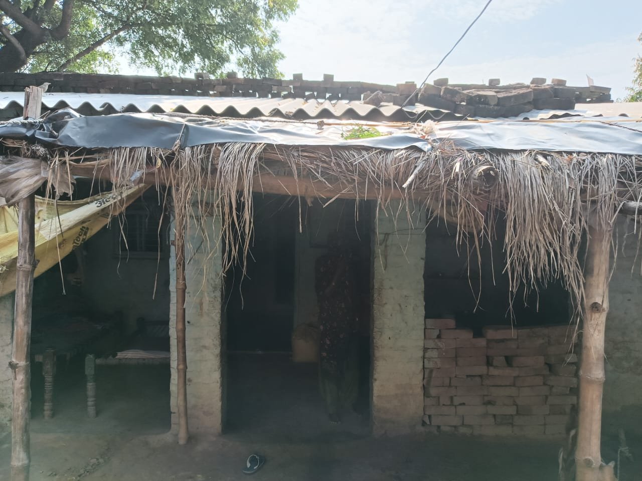 जर्जर कोठरी में विधवा महिला अपने बच्चों के साथ रहने को मजबूर।