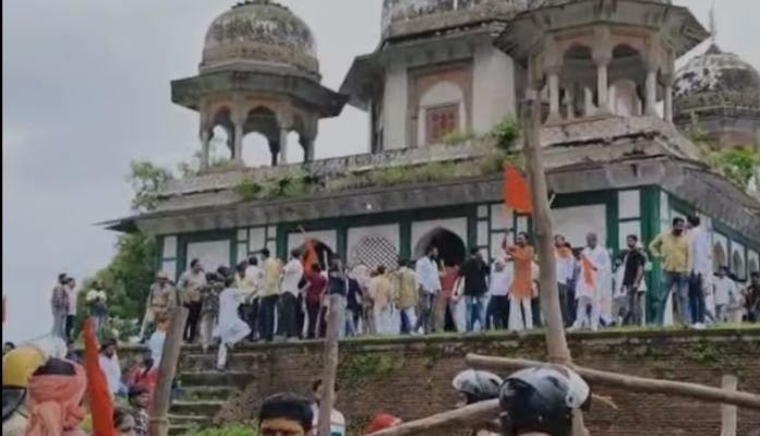 मकबरा और ठाकुरद्वारा मंदिर का विवाद गहराया