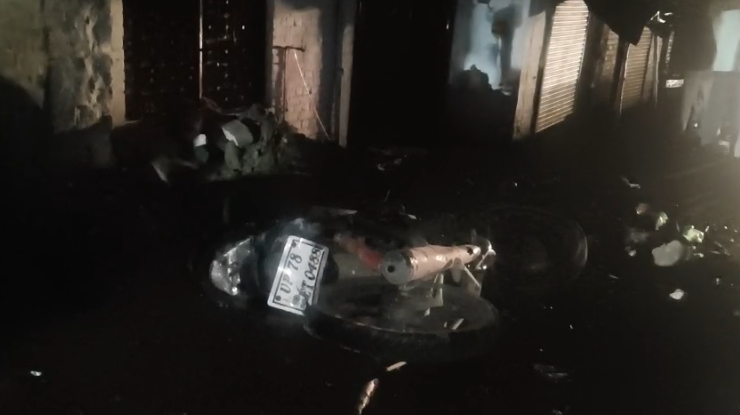 फतेहपुर में अनियंत्रित ट्रक घर में घुसा, तीन बाइकें और दुकान क्षतिग्रस्त, बाल-बाल बचे राहगीर