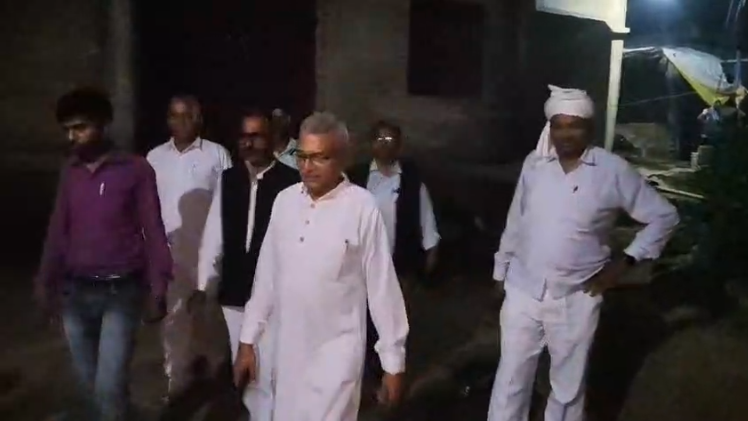 धाता में नृशंस हत्या पर सियासत गरमाई, पुलिस ने AAP नेताओं को पहले रोका, फिर मिलने दिया पीड़ित परिवार से