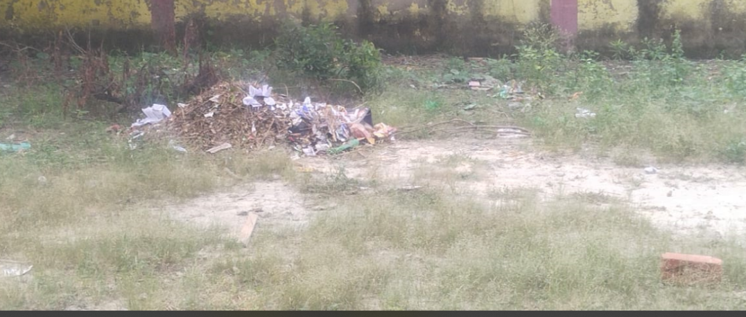 फतेहपुर के नसेनिया कंपोजिट विद्यालय में सफाई व्यवस्था की पोल खुली, प्रधानाध्यापक और छात्र खुद झाड़ू करने को मजबूर