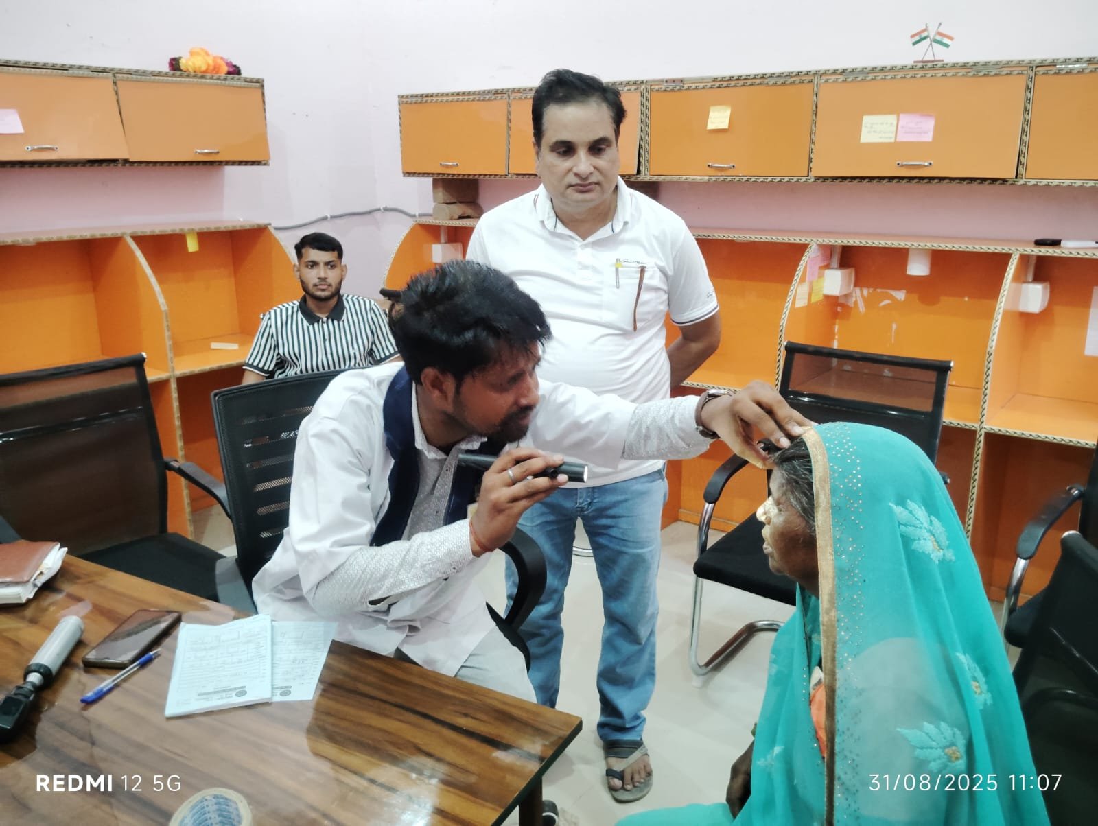 निःशुल्क नेत्र शिविर मे एक सैकड़ा लोगों ने करवाई आंखों की जांच।