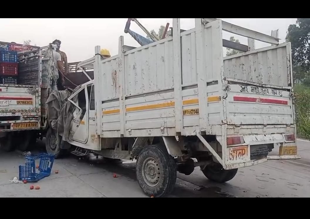 खड़ी पिकप में पीछे सेअनियंत्रित दूसरी पिकप ने मारी जोरदार टक्कर।