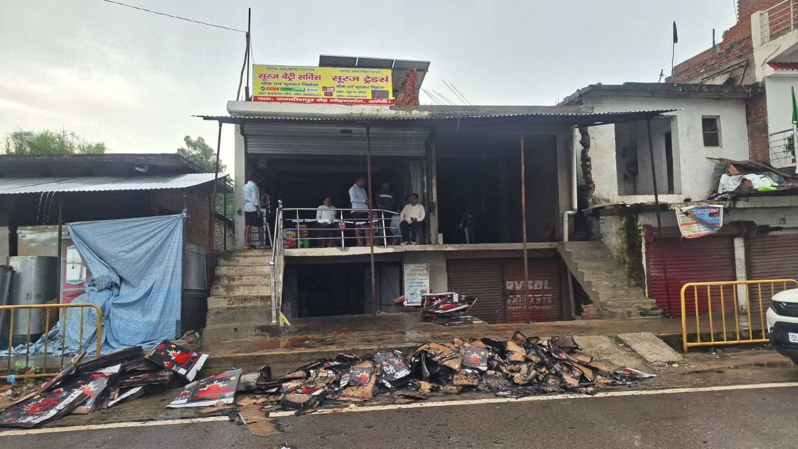 मोहनगंज में बैट्री दुकान में शॉर्टसर्किट से आग, 80 लाख का सामान जलकर राख