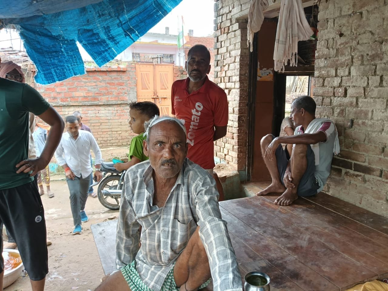 कच्चा मकान गिरने से अधेड़ की दबकर दर्दनाक मौत । टीन शेड गिरने से पति पत्नी एवं बेटा घायल ।