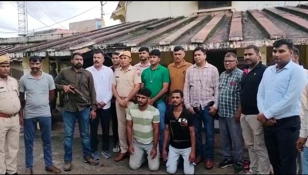 फायरिंग कर तीन लोगों को किया घायल