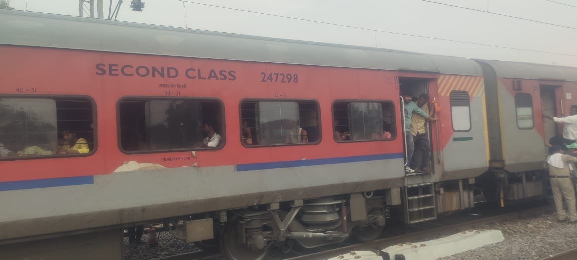 हेडलाइन:गार्ड की सतर्कता और पायलट की फुर्ती से टला बड़ा रेल हादसा, सिक्किम-महानंदा एक्सप्रेस में मचा हड़कंप