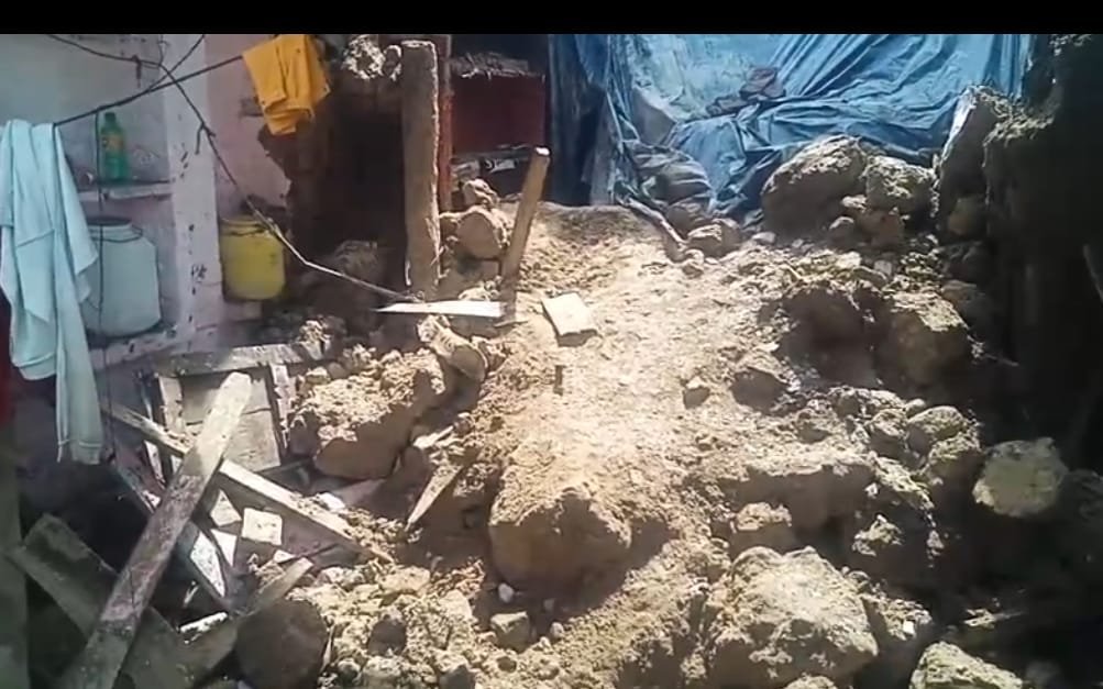बारिश से ढही कच्ची कोठरी मलबे में दबकर दंपति घायल।,लाखों की संपत्ति का हुआ नुकसान।