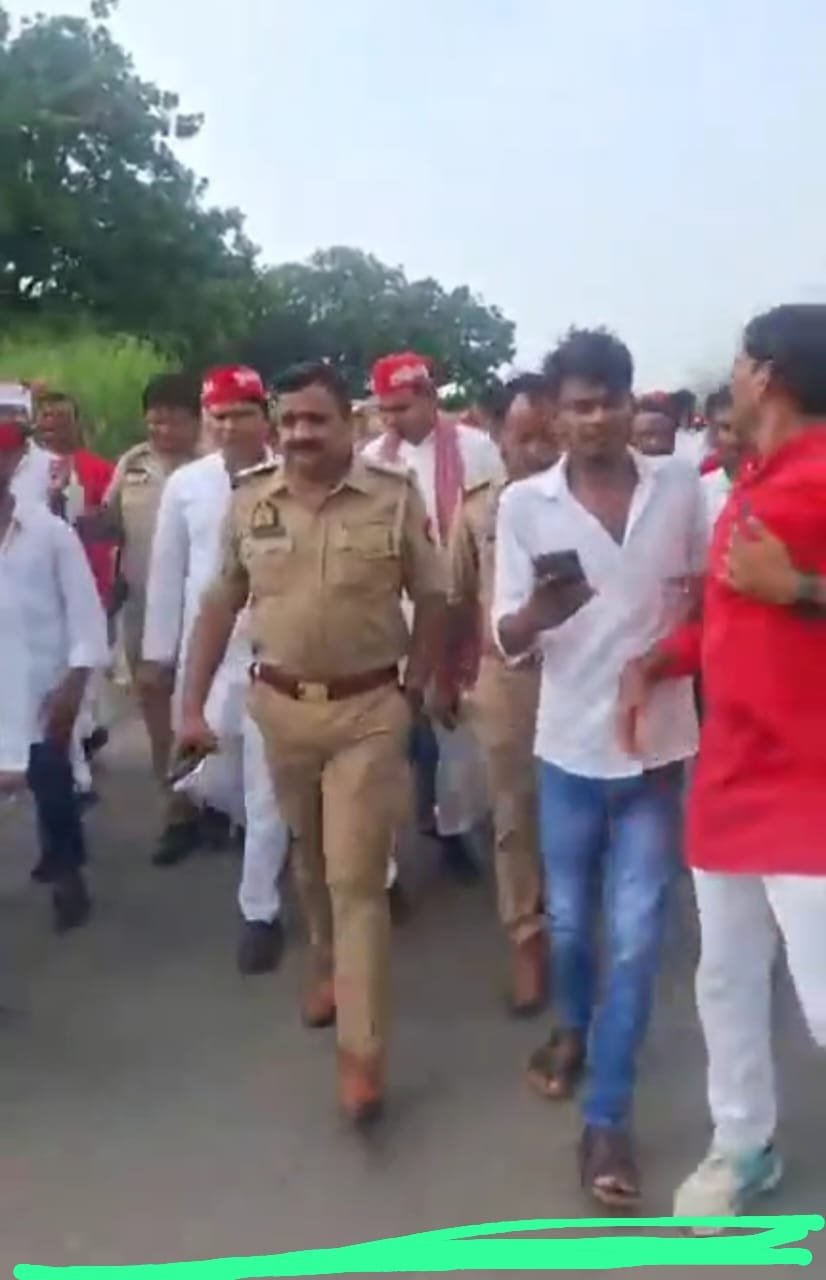 किसान हत्या मामले में सपा लोहिया वाहिनी अध्यक्ष का काफिला रोका, कार्यकर्ताओं ने की नारेबाजी