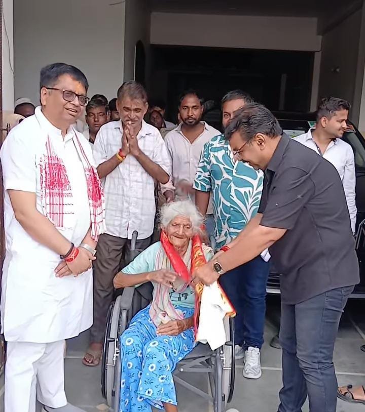 विधायक पंकज गुप्ता नें वृद्ध महिला को व्हील चेयर भेंट किया