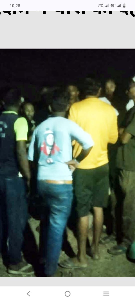 रात में लाठी-डंडे लेकर गश्त कर रहे ग्रामीण, क्षेत्र में चोरों की दहशत