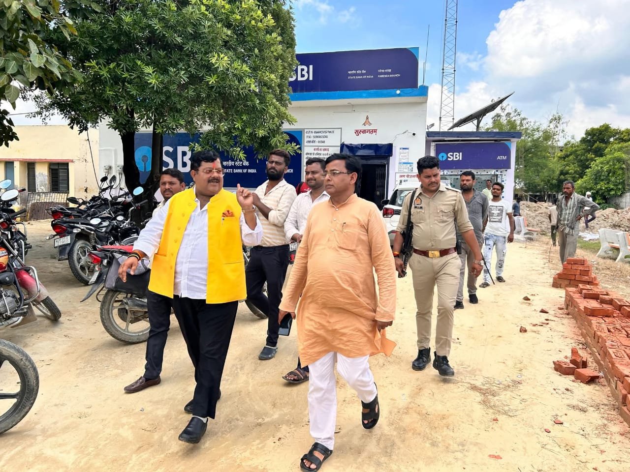 परेन्दा में निर्माणाधीन साधन सहकारी समिति के नवीन गोदाम का जिला सहकारी बैंक अध्यक्ष अरुण सिंह नें किया औचक निरीक्षण