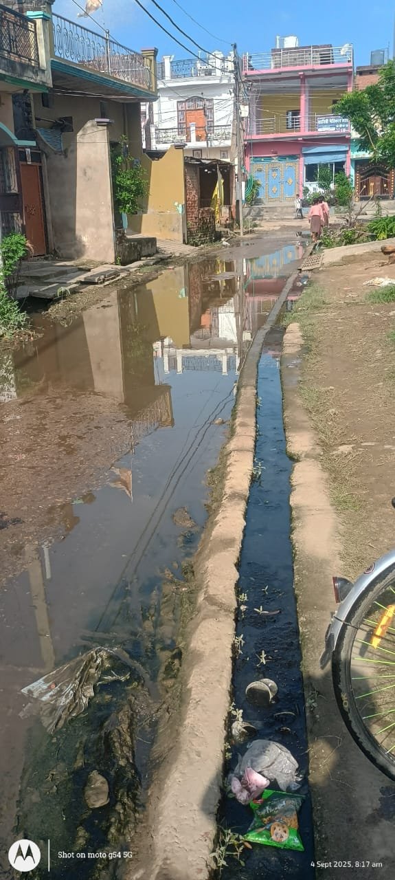 ग्राम रामचक में सड़क पर जलजमाव से आवागमन बाधित