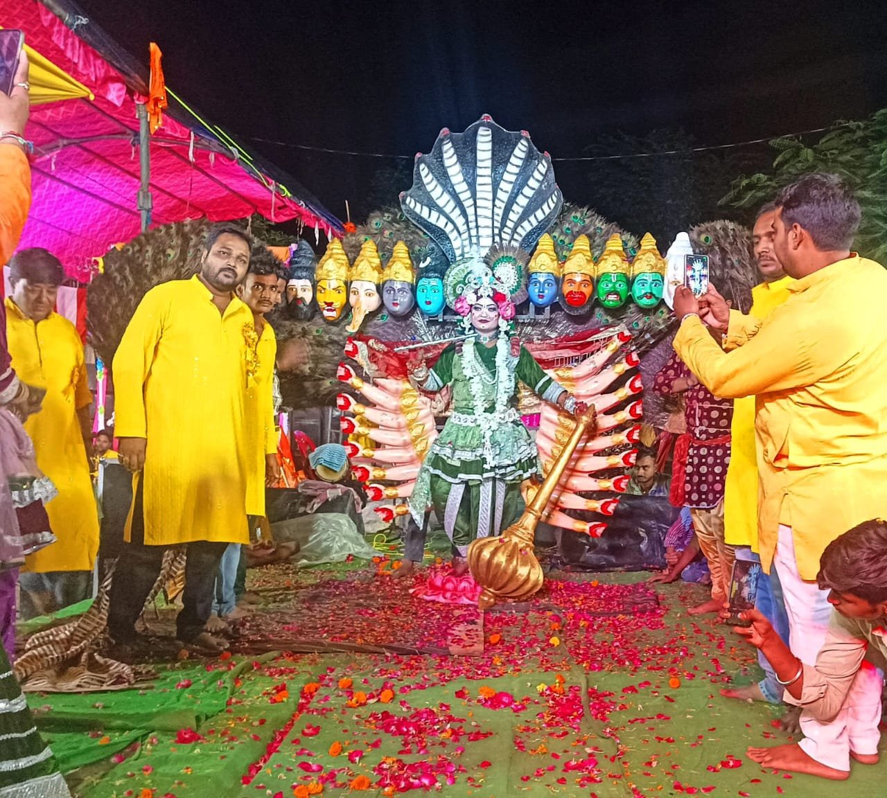 जोनिहा में रात्रि जागरण, जयकारों से गूंजा माहौल